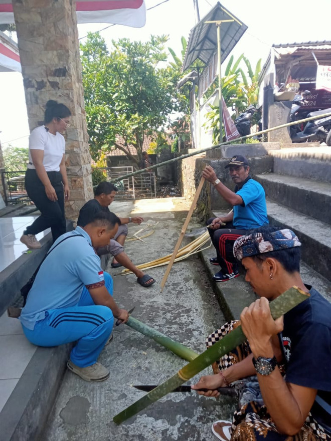 PEMBUATAN PENJOR HARI RAYA GALUNGAN DI KANTOR DESA DALANG